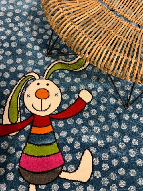 SIGIKID Tapis Enfant Motif Lapin Coloré Sur Fond à Pois Bleu 80x150 – Image 2