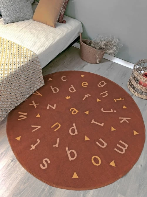 AFK Living Tapis Enfant Rond Alphabet Terracotta 135x135 – Image 2
