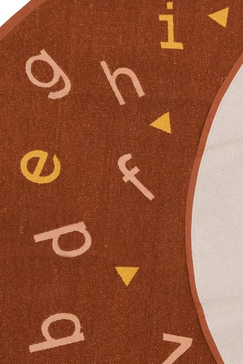 AFK Living Tapis Enfant Rond Alphabet Terracotta 135x135 – Image 3
