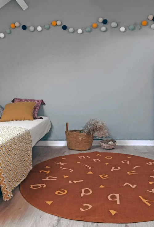 AFK Living Tapis Enfant Rond Alphabet Terracotta 135x135 – Image 4